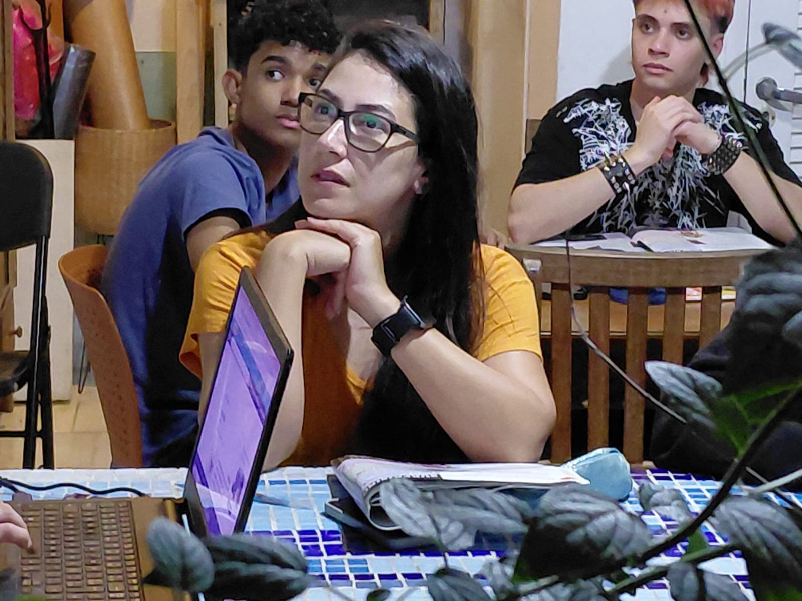 Turma de adultos estudando inglês em sala clara e acolhedora